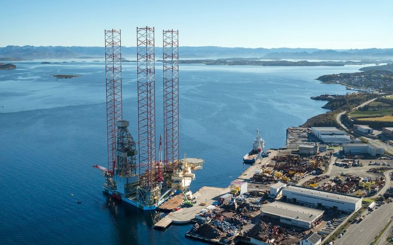 hydraulic-cargo-platform-lift-holland-marine-lifts