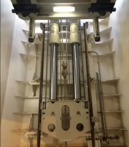 Hydraulic cargo lift system within a closed shaft