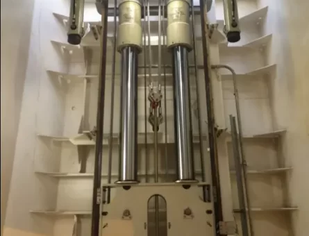 Hydraulic cargo lift system within a closed shaft