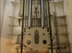 Hydraulic cargo lift system within a closed shaft
